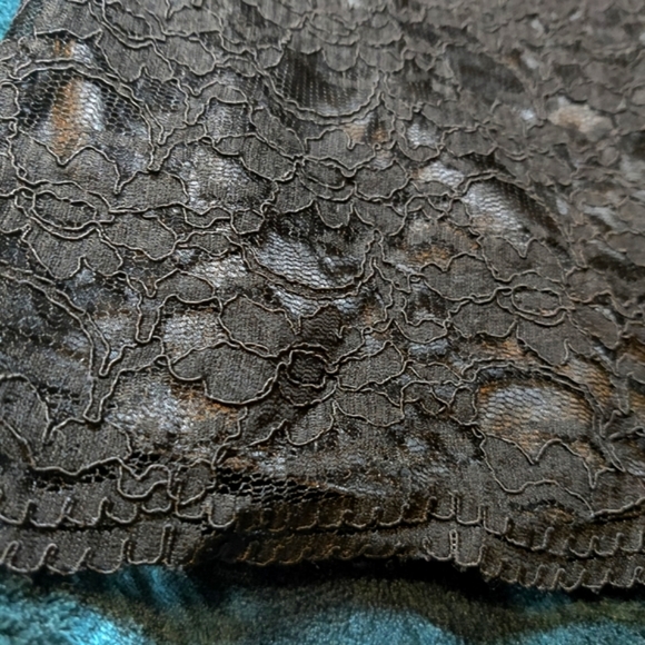 NWOT, black lace skirt by Chinese Laundry, unique back zipper, pristine! - Picture 5 of 7